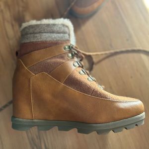 Size 9 hidden wedge Just Fab bootie